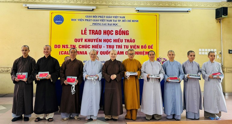 Quỹ "Khuyến học Hiếu thảo" do Ni sư Thích nữ Chúc Hiếu làm chủ nhiệm trao 40 suất học bổng đến các nghiên cứu sinh, học viên Thạc sĩ Phật học khóa VI