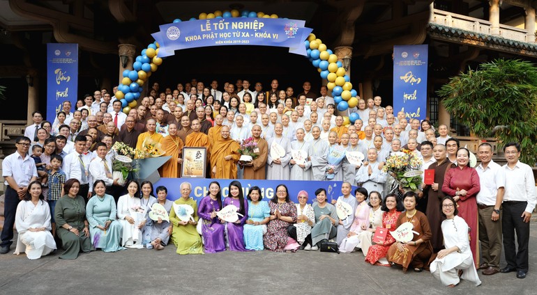 Có 204 học viên khoa Phật học từ xa khóa VI được nhận Bằng Cử nhân Phật học tại lễ tốt nghiệp do Học viện Phật giáo VN tại TP.HCM tổ chức