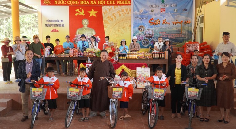 Trao xe đạp đến các em học sinh