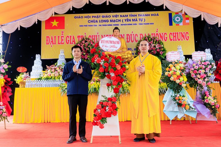 Đại diện lãnh đạo Sở xây dựng tỉnh Thanh Hóa tặng hoa chúc mừng