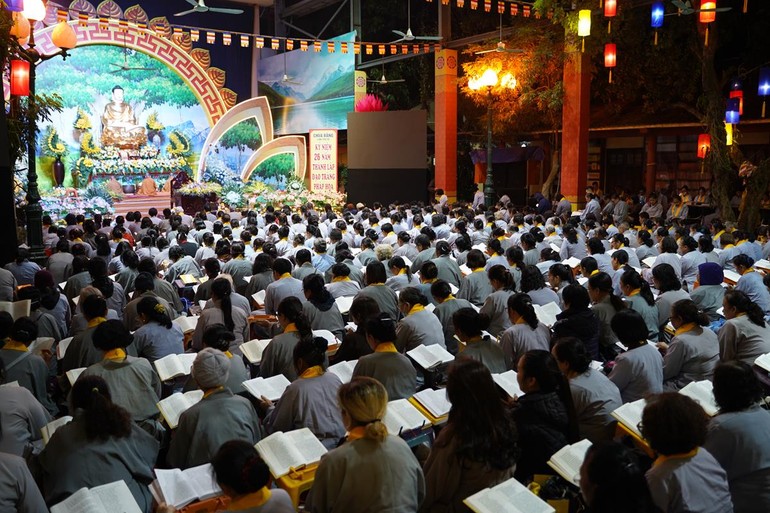 Hàng nghìn Phật tử Đạo tràng Pháp Hoa miền Bắc tham dự khóa tu mừng kỷ niệm Đức Phật thành đạo và kỷ niệm 26 năm thành lập đạo tràng tại chùa Bằng