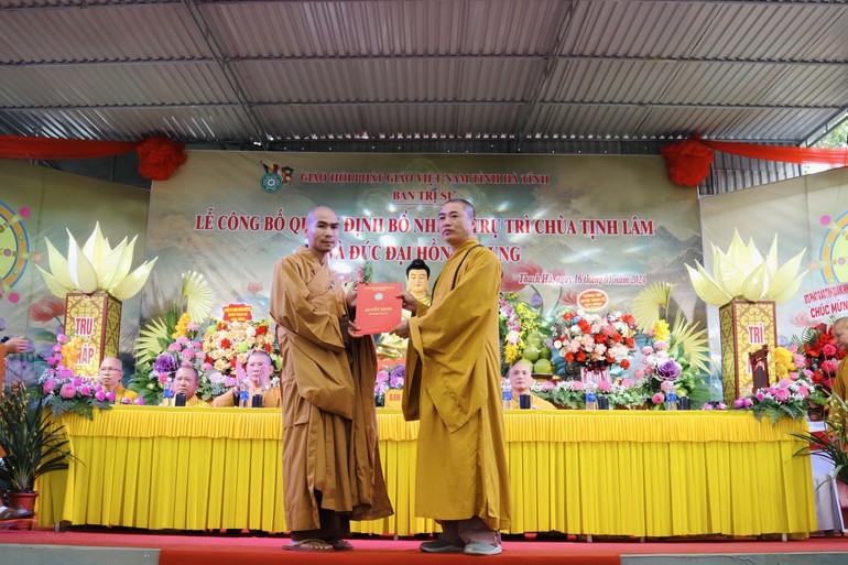 Đại đức Thích Viên Như, Phó ban Trị sự GHPGVN tỉnh Hà Tĩnh trao quyết định bổ nhiệm trụ trì chùa Tịnh Lâm đến Đại đức Thích Trí Công 