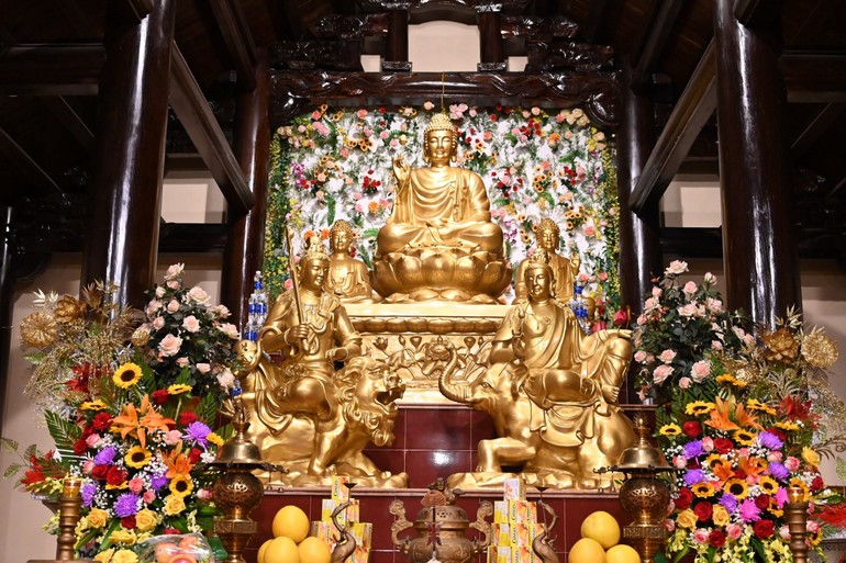 Tôn tượng Đức Phật Thích Ca và chư vị Bồ-tát được an vị tại chùa Thiên Ứng (xã Trân Châu, H.Cát Hải, TP.Hải Phòng)