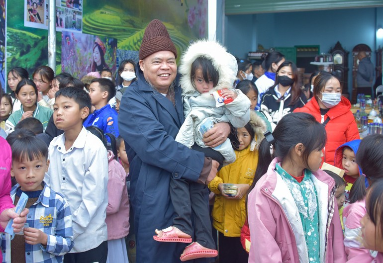 Thượng tọa Thích Thanh Phong tặng quà đến các em nhỏ trên đỉnh đèo Pha Đin (Điện Biên)