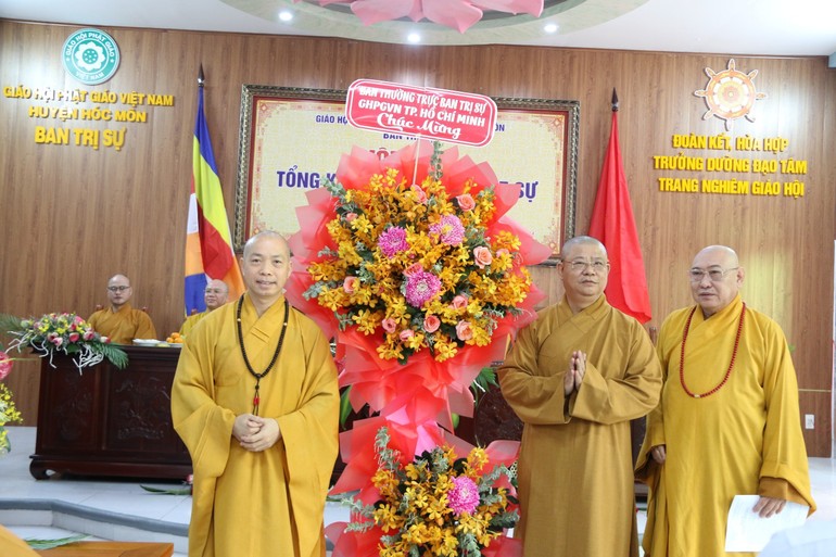 Ban Trị sự GHPGVN H.Hóc Môn đón nhận lẵng hoa chúc mừng hội nghị từ Ban Thường trực Ban Trị sự GHPGVN TP.HCM