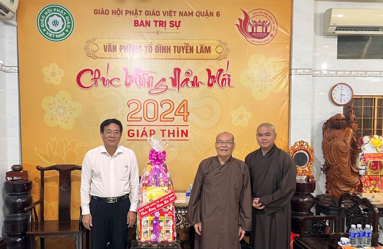 Ông Nguyễn Duy Tân, Phó Giám đốc Sở Nội vụ tặng quà chúc mừng năm mới đến Ban Trị sự GHPGVN Q.6