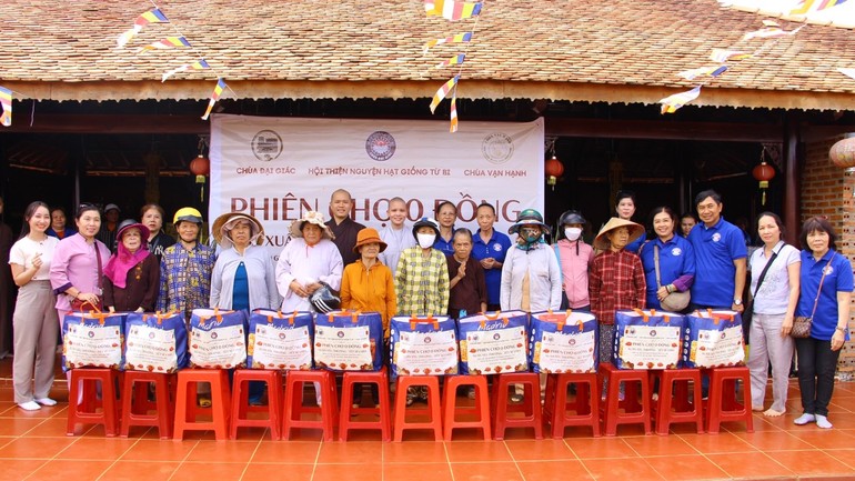 "Phiên chợ 0 đồng" do Hội từ thiện Hạt giống từ bi - chùa Đại Giác hỗ trợ 200 phần cho hộ dân khó khăn tại xã Phú Nghĩa, H.Bù Gia Mập, Bình Phước