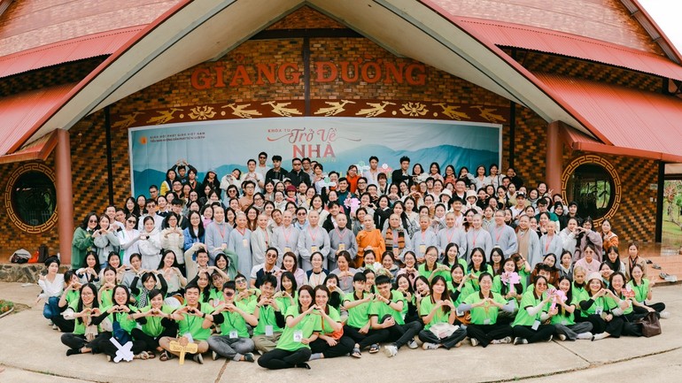 Hơn 300 bạn trẻ tham gia khóa tu "Trở về nhà" tại chùa Di Đà, tỉnh Lâm Đồng