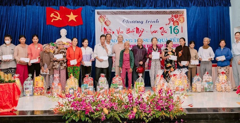 Chương trình "Niềm vui bất ngờ" trao 163 phần quà đến các hộ thuộc diện bảo trợ xã hội ở Sơn Viên
