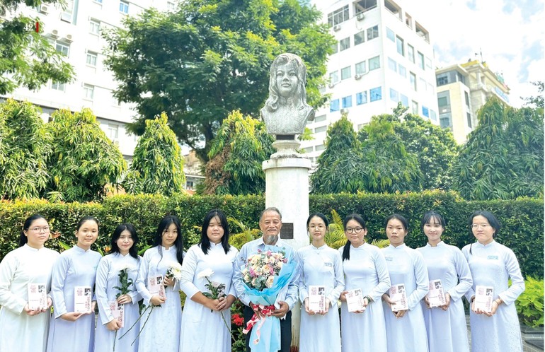 PGS.TS Nguyễn Thiện Tống trao học bổng tại nơi đặt tượng đài liệt nữ Quách Thị Trang