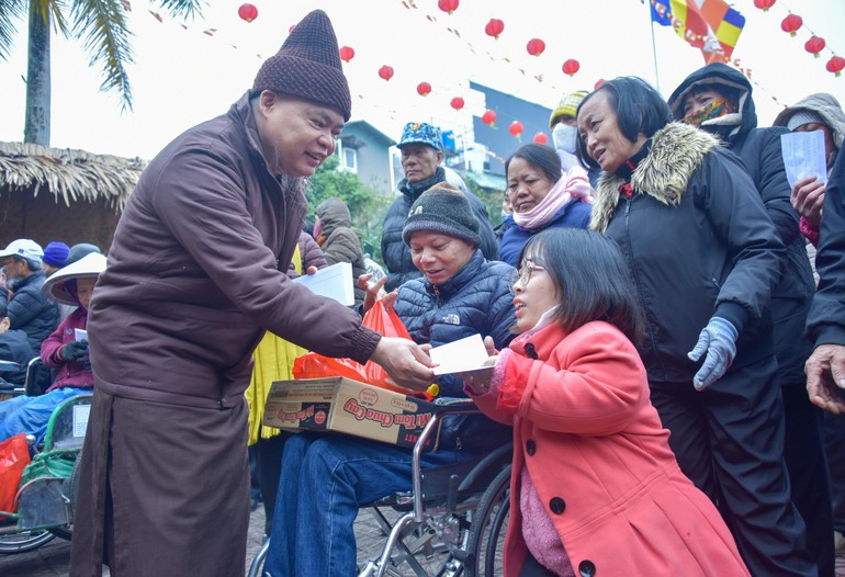 Thượng tọa Thích Thanh Phong trao quà đến người dân tỉnh Thái Bình