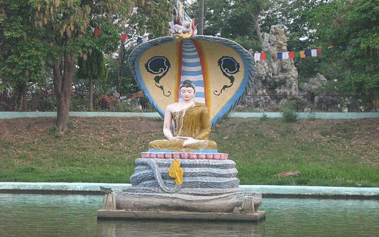 Tượng Đức Phật thiền định có rồng che mưa nắng tại Bồ Đề Đạo Tràng, Ấn Độ