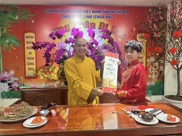 Đại đức Thích Đồng Tuệ, trụ trì chùa Hà trực tiếp viết chữ thư pháp tặng đến các em học sinh nhân dịp đầu xuân