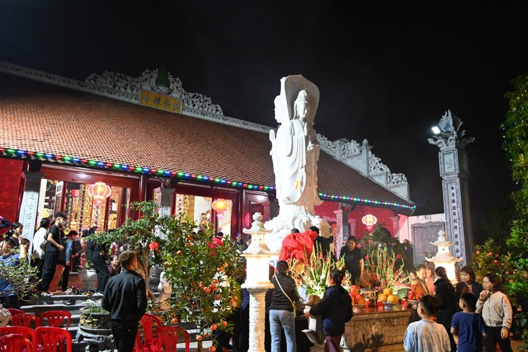 Tôn tượng Bồ-tát Quán Thế Âm tam diện được an vị trước chánh điện chùa Ưu Đàm
