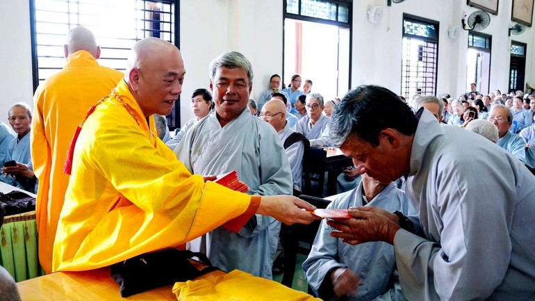 Chư tôn đức trao lộc đầu năm đến các Phật tử