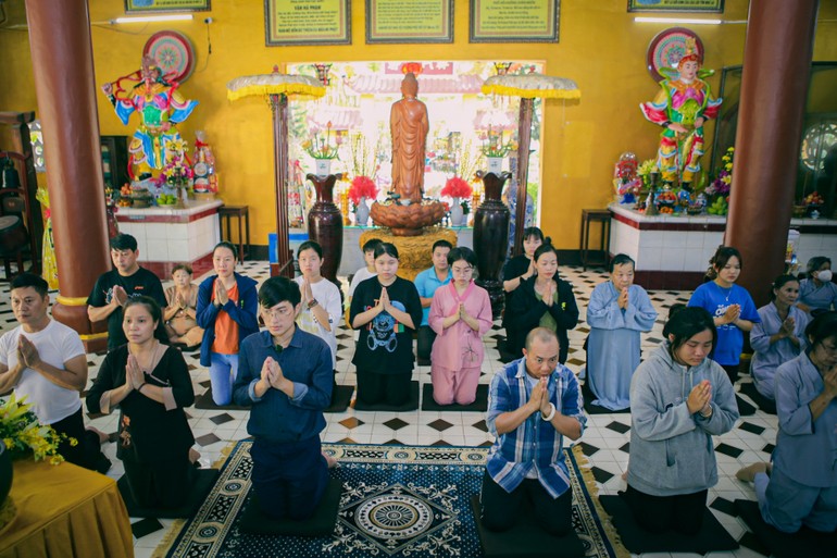Các thiện nam, tín nữ phát nguyện quy y Tam bảo tại chùa Hoằng Linh (H.Củ Chi, TP.HCM)