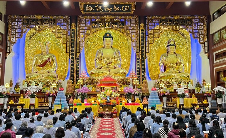 Đông đảo Phật tử và người dân các địa phương về chùa Diệc tụng kinh Dược Sư tại khóa lễ tạ đàn