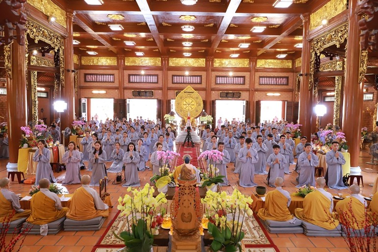 Hơn 300 Phật tử về chùa Thiên Quang quy y Tam bảo