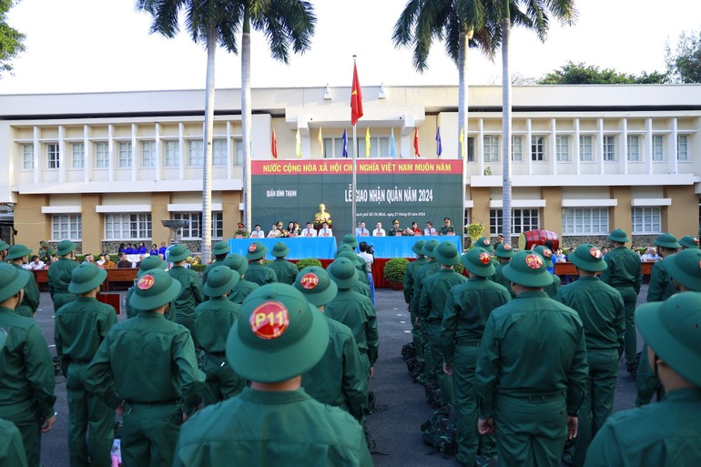 Quang cảnh buổi lễ giao, nhận quân năm 2024 tại trụ sở UBND Q.Bình Thạnh, TP.HCM