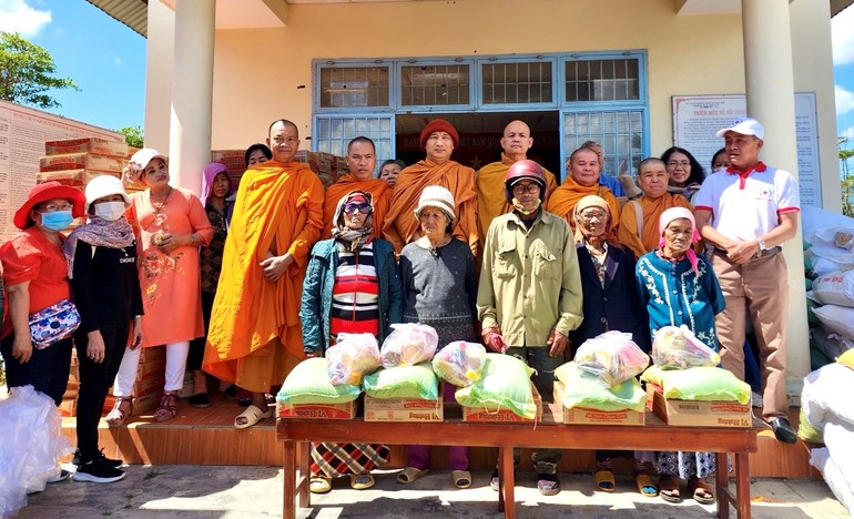 Đoàn trao quà đến đồng bào dân tộc tại xã Ka Đô, H.Đơn Dương, Lâm Đồng
