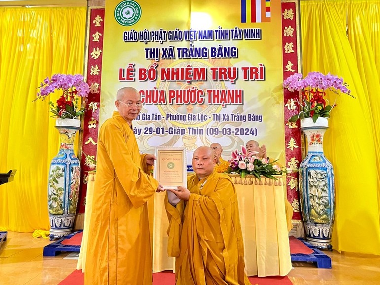 Hòa thượng Thích Niệm Thới trao quyết định bổ nhiệm trụ trì chùa Phước Thạnh đến Đại đức Thích Thiện Thức