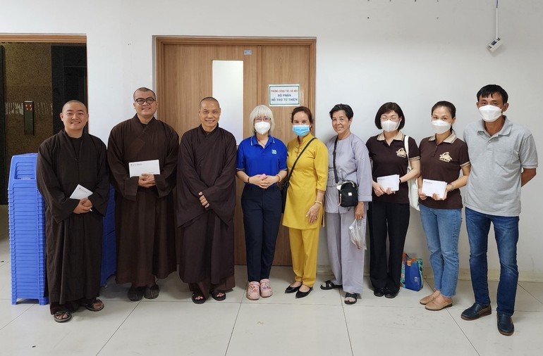 Đoàn chư Tăng, Phật tử tu viện Khánh An (Q.12, TP.HCM) đến tặng quà các bệnh nhân ung thư tại Bệnh viện Ung bướu (cơ sở II, TP.Thủ Đức)