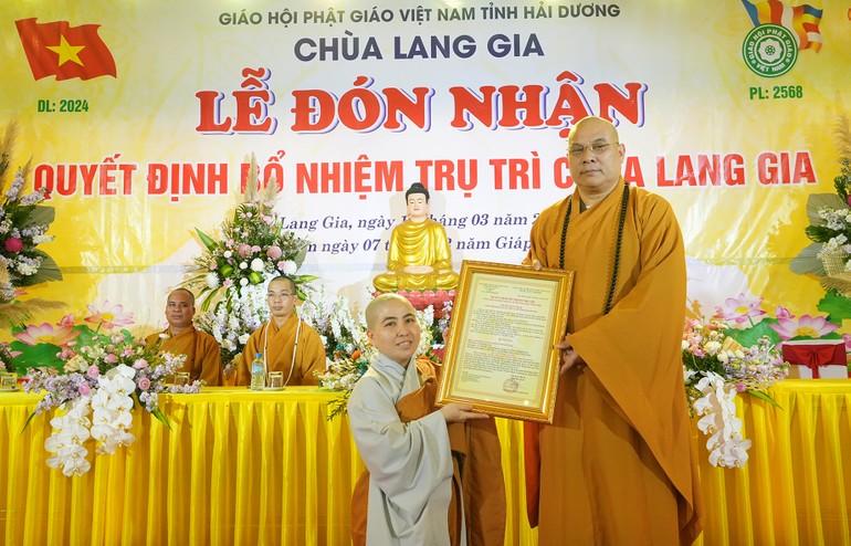 Thượng tọa Thích Thanh Vân trao quyết định bổ nhiệm trụ trì chùa Lang Gia đến Sư cô Thích nữ Huệ Hương
