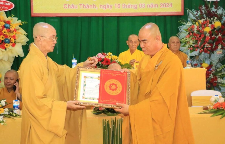 Hòa thượng Thích Chơn Minh trao quyết định bổ nhiệm trụ trì chùa Tân Hòa đến Thượng tọa Thích Tĩnh Triệt