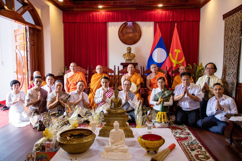 Cán bộ, nhân viên Tổng lãnh sự quán CHDCND Lào chụp ảnh lưu niệm cùng chư Tăng nhân buổi lễ cầu nguyện quốc thái dân an