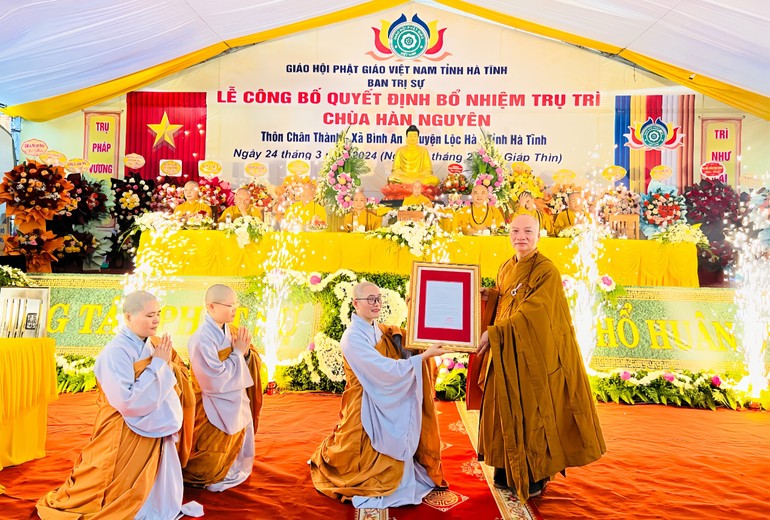 Thượng tọa Thích Chiếu Tuệ trao quyết định bổ nhiệm trụ trì chùa Hà Nguyên đến Sư cô Thích nữ Viên Thuần 