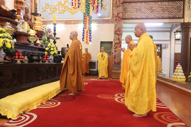 Chư tôn đức niêm hương lễ Phật