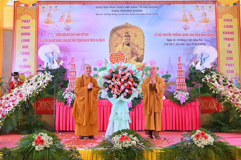 Đại đức Thích Từ Trí, trụ trì chùa Phương Khánh đón nhận lẵng hoa chúc mừng của Ban Trị sự GHPGVN TP.Hải Phòng 