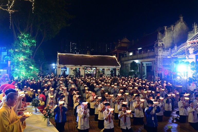 Đêm hoa đăng kỷ niệm ngày khánh đản Bồ-tát Quán Thế Âm tại chùa Hào Quang