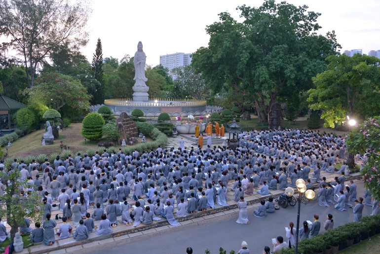 Đông đảo Phật tử vân tập về chùa Huê Nghiêm (TP.Thủ Đức) lễ bái, tụng kinh nhân kỷ niệm ngày khánh đản Đức Bồ-tát Quán Thế Âm