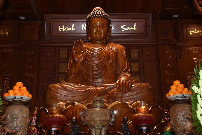 Tôn tượng Đức Phật Bổn Sư Thích Ca Mâu Ni được an vị tại chánh điện chùa Thiền Tịnh (Q.Bình Thạnh, TP.HCM)
