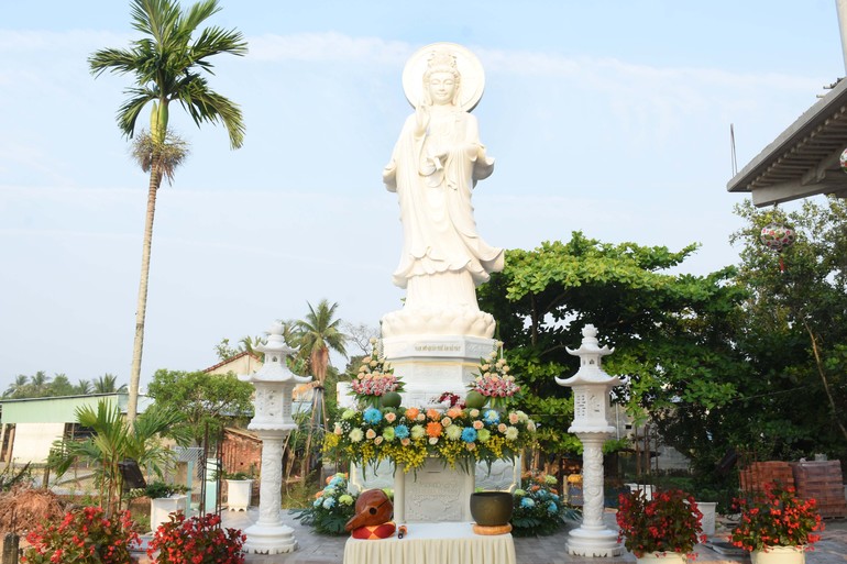 Tôn tượng Bồ-tát Quán Thế Âm được an vị tại chùa Phú Quang