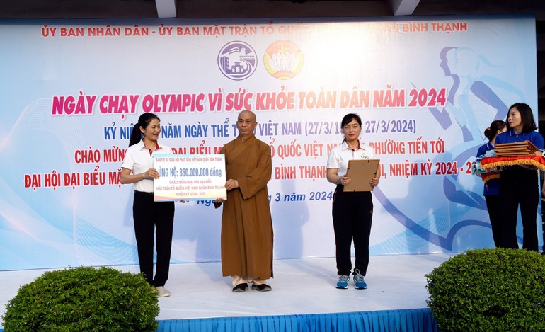 Thượng tọa Thích Tâm Chơn trao bảng tượng trưng ủng hộ 350 triệu đồng đến Quỹ “Vì người nghèo” Q.Bình Thạnh