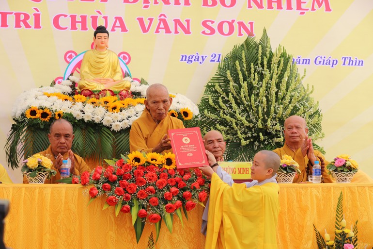 Hòa thượng Thích Đồng Tiến trao quyết định bổ nhiệm trụ trì chùa Vân Sơn đến Sư cô Thích nữ Như Độ