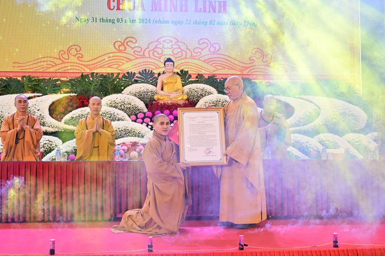 Hòa thượng Thích Quảng Tùng trao quyết định bổ nhiệm trụ trì chùa Minh Linh đến Đại đức Thích Bản Nghiêm