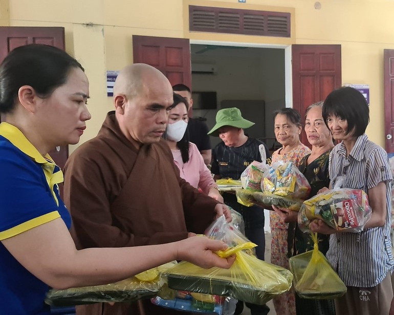 Đoàn từ thiện chùa Đức Hậu trao quà đến hội viên Hội Người mù H.Tân Kỳ, Nghệ An