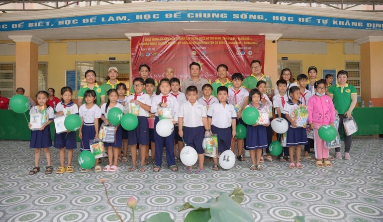 100 phần quà “Khuyến khích đạo đức học đường” được trao cho các em học sinh có lối sống đạo đức lành mạnh trong trường học