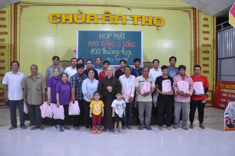 Các thành viên của Đội mai táng 0 đồng chụp ảnh lưu niệm cùng Đại đức Thích Lệ Ngôn, trụ trì chùa Ân Thọ trong buổi họp mặt tri ân