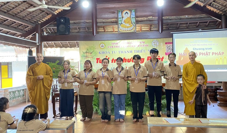 Trao phần thưởng đến các khóa sinh tham gia chương trình "Hái hoa Phật pháp" tại khóa tu