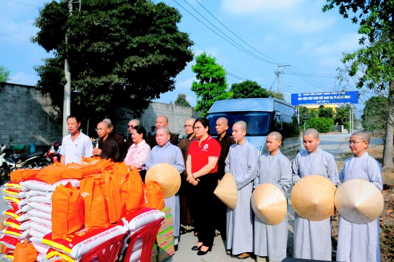 Đoàn trao 200 phần quà đến người dân có hoàn cảnh khó khăn tại 6 ấp, thuộc xã Lê Minh Xuân, H.Bình Chánh, TP.HCM
