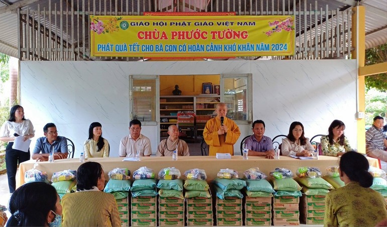 Chùa Phước Tường tặng 130 phần quà đến bà con khó khăn nhân dịp Tết Chol Chnam Thmây