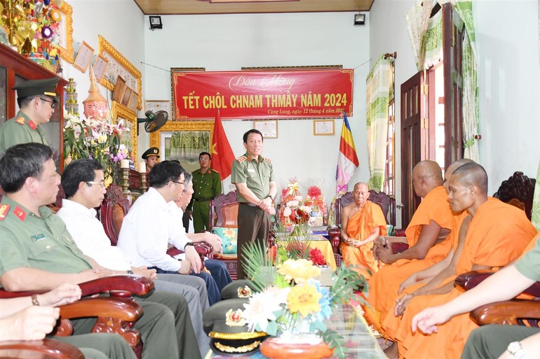 Thứ trưởng Bộ Công an Lương Tam Quang chúc Tết Chôl Chnam Thmây tại chùa Pisesaram