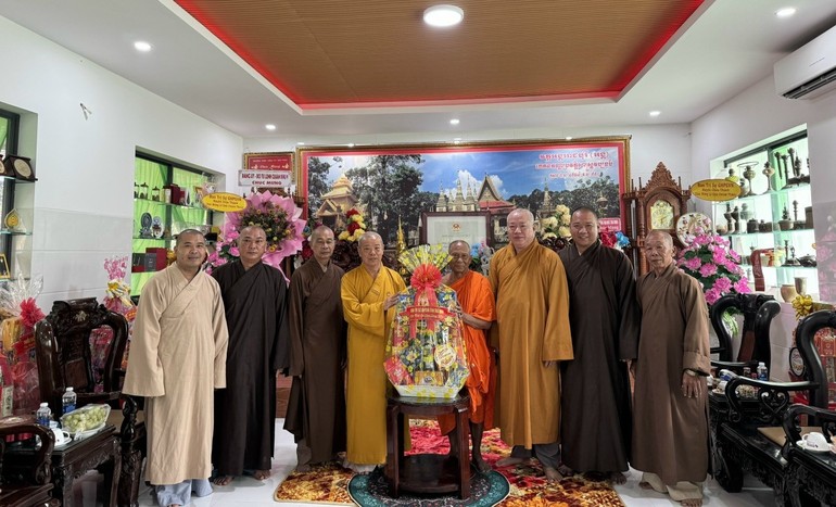 Phái đoàn Ban Trị sự GHPGVN tỉnh vấn an sức khỏe, chúc Tết đến Hòa thượng Thạch Sok Xane tại chùa Âng 