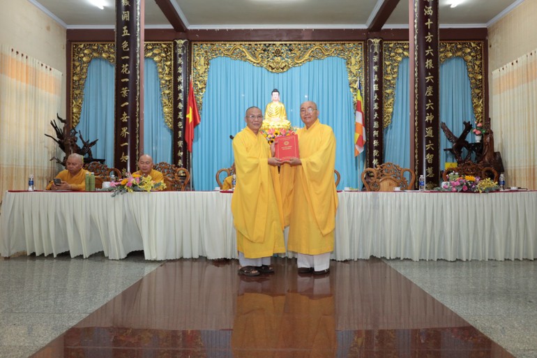 Trao quyết định bổ nhiệm Hiệu trưởng Trường Trung cấp Phật học tỉnh Bình Thuận đến Thượng toạ Thích Thông Triêm