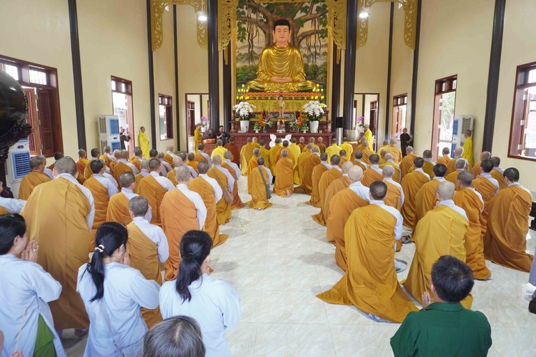 Khóa lễ cầu siêu cho các nạn nhân tử vong vì tai nạn giao thông tại chánh điện chùa Bửu Hưng