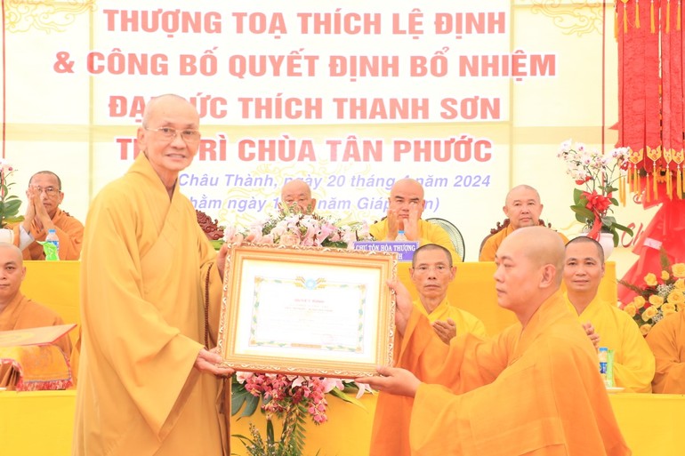 Hòa thượng Thích Chơn Minh trao quyết định bổ nhiệm trụ trì chùa Tân Phước đến Đại đức Thích Thanh Sơn